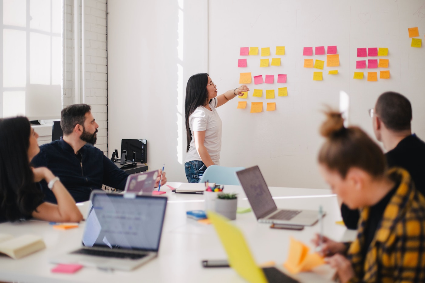 Equipo comercial gestionando clientes desde un dashboard